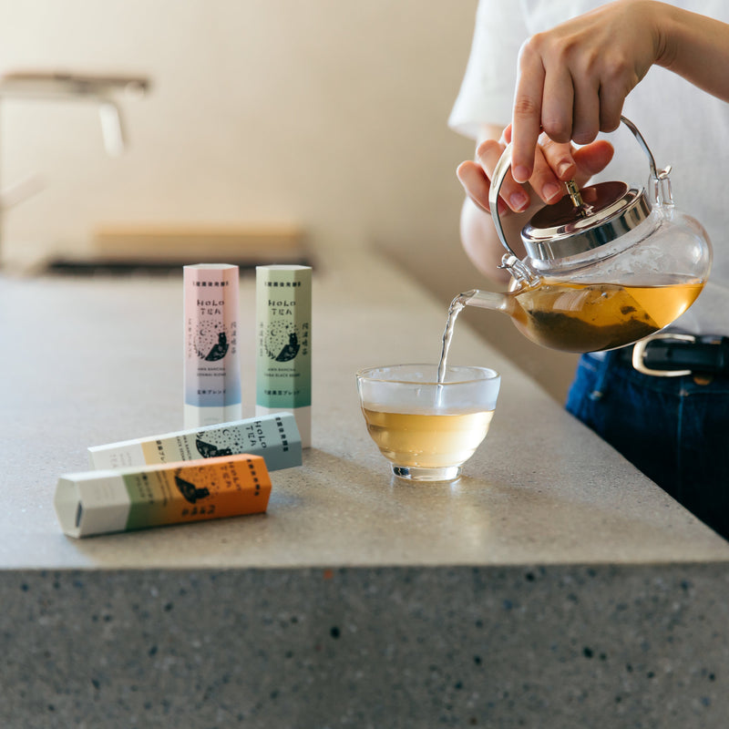 HOLO TEAのパッケージと、お茶を注ぐ様子